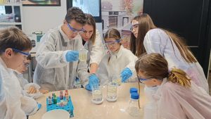 Mladi hemičari u Mega Solution-u: nauka, osmesi i nezaboravni eksperimenti vizuel