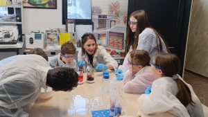 Mladi hemičari u Mega Solution-u: nauka, osmesi i nezaboravni eksperimenti vizuel