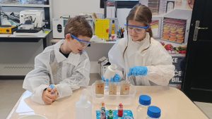 Mladi hemičari u Mega Solution-u: nauka, osmesi i nezaboravni eksperimenti vizuel